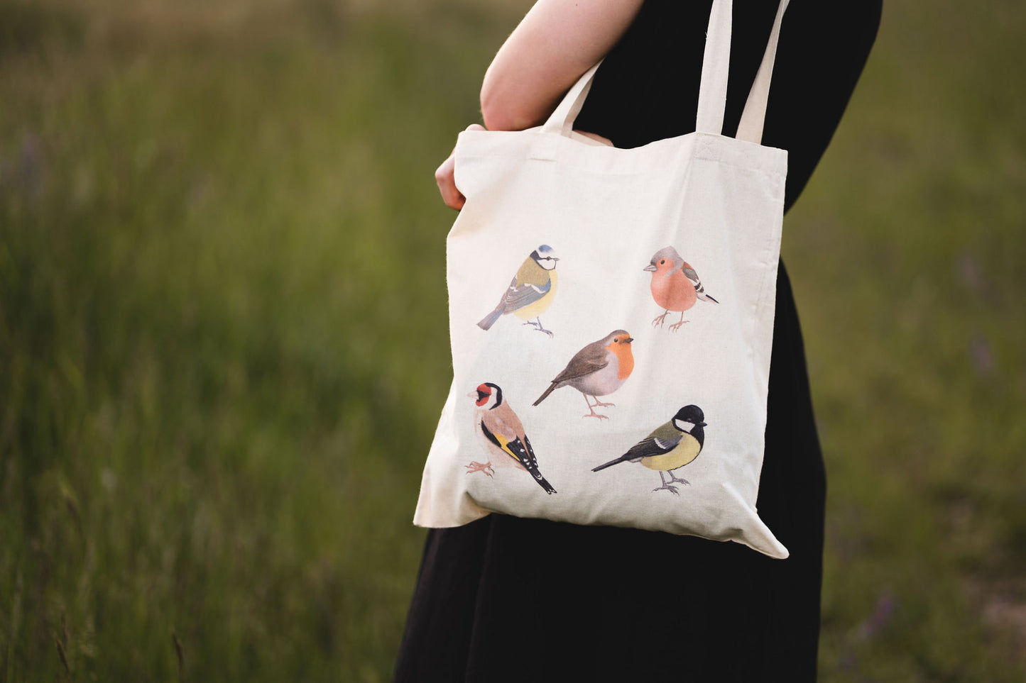 Nachhaltige Tote Bag mit fünf gezeichneten Vogelarten