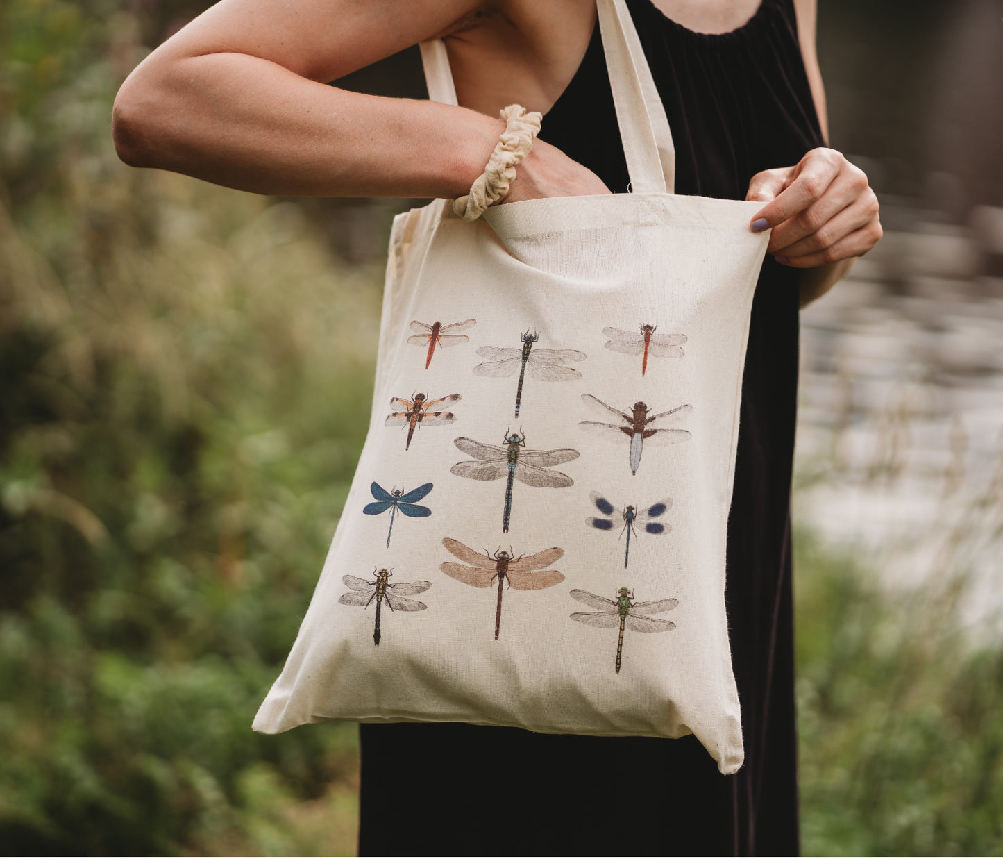 Baumwolltasche mit Libellen-Illustrationen als Naturmotiv, getragen im Alltag