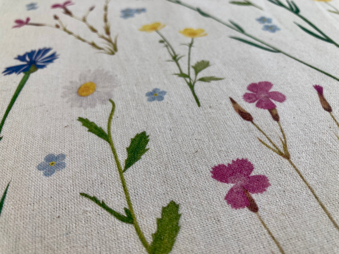Nahaufnahme der Wildblumen-Illustration auf der Stofftasche aus Baumwolle