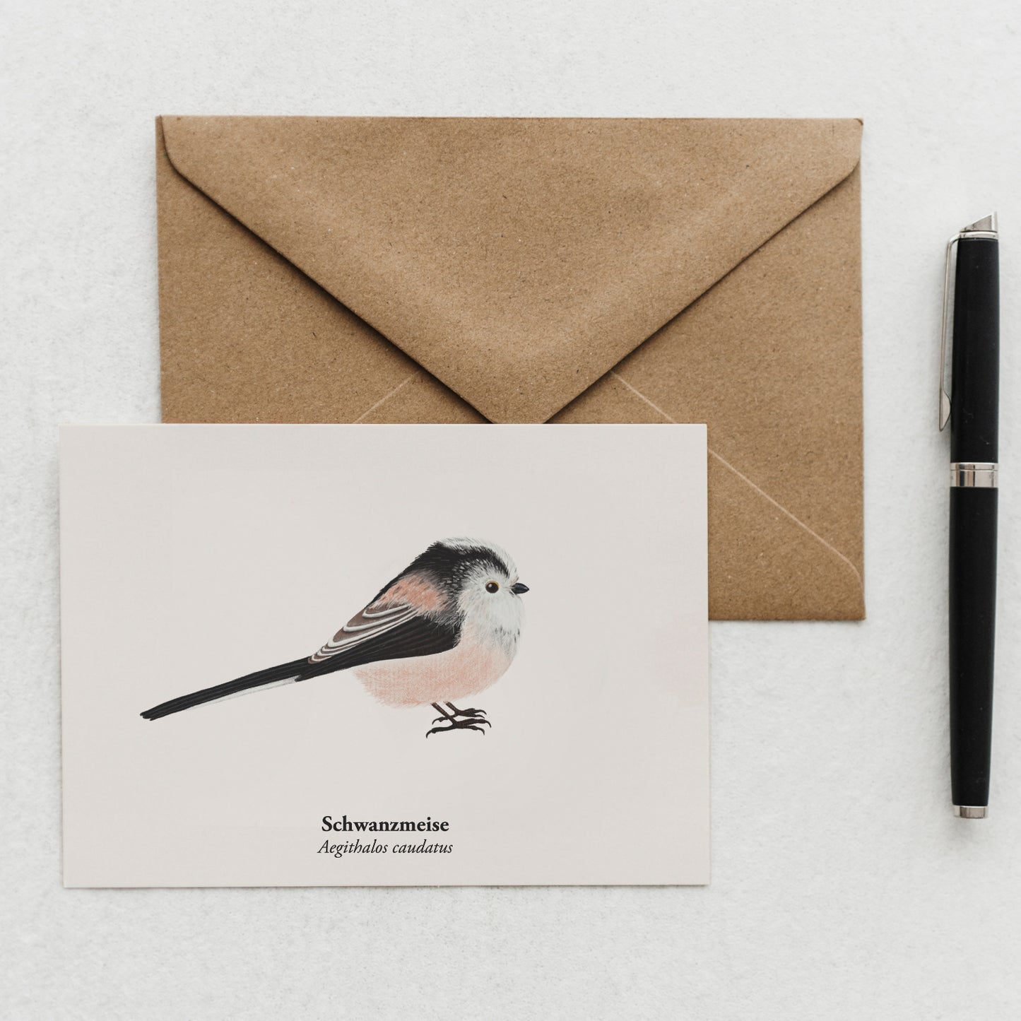 Illustration der Schwanzmeise (Aegithalos caudatus) als Kunstpostkarte auf hellem Hintergrund.