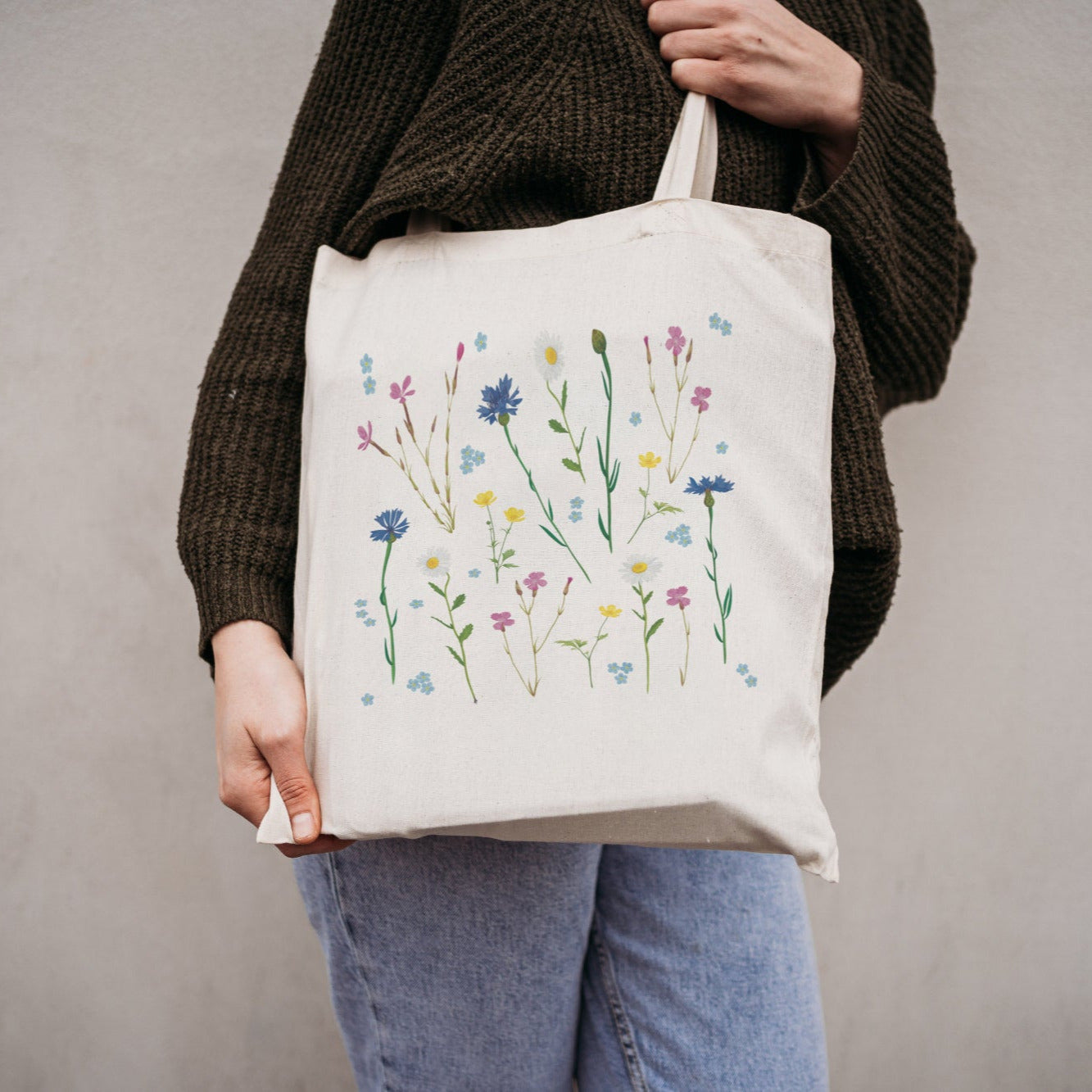 Jutebeutel mit buntem Wildblumen-Design, getragen über der Schulter