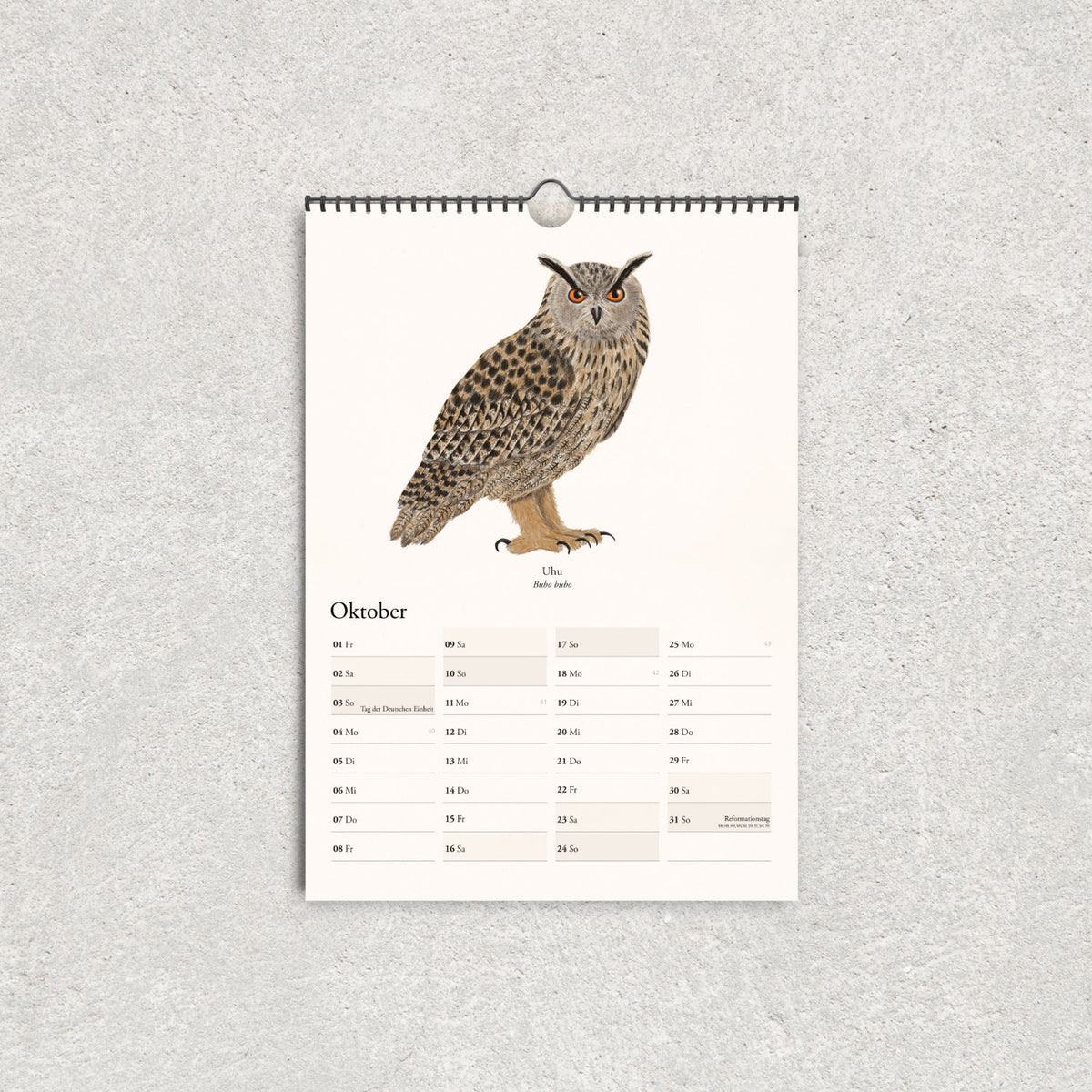 A3-Wandkalender 2027 mit naturgetreuer Uhu-Illustration und Monatsübersicht für Oktober