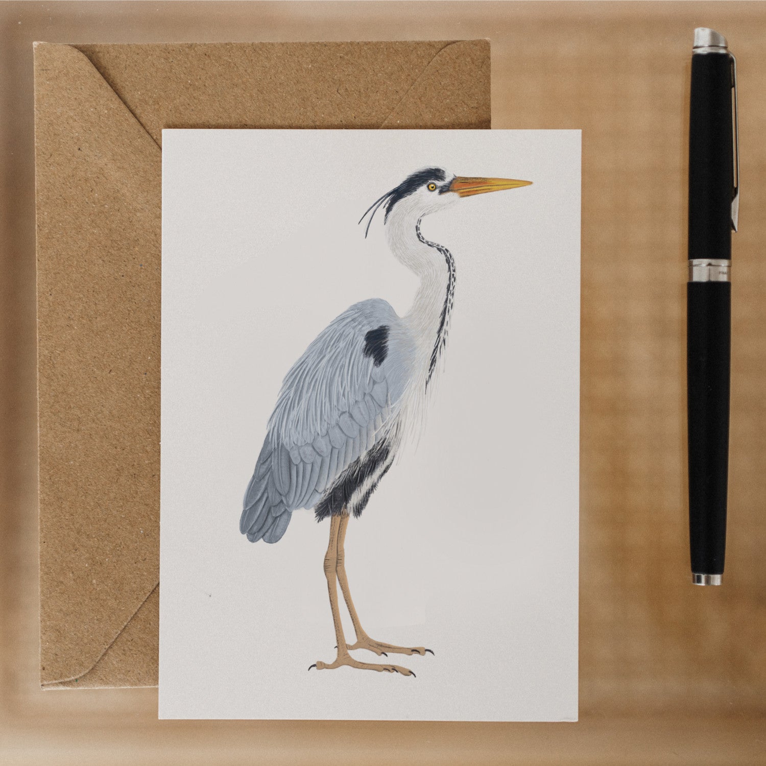 Graureiher Postkarte mit Umschlag und Stift auf Holzuntergrund