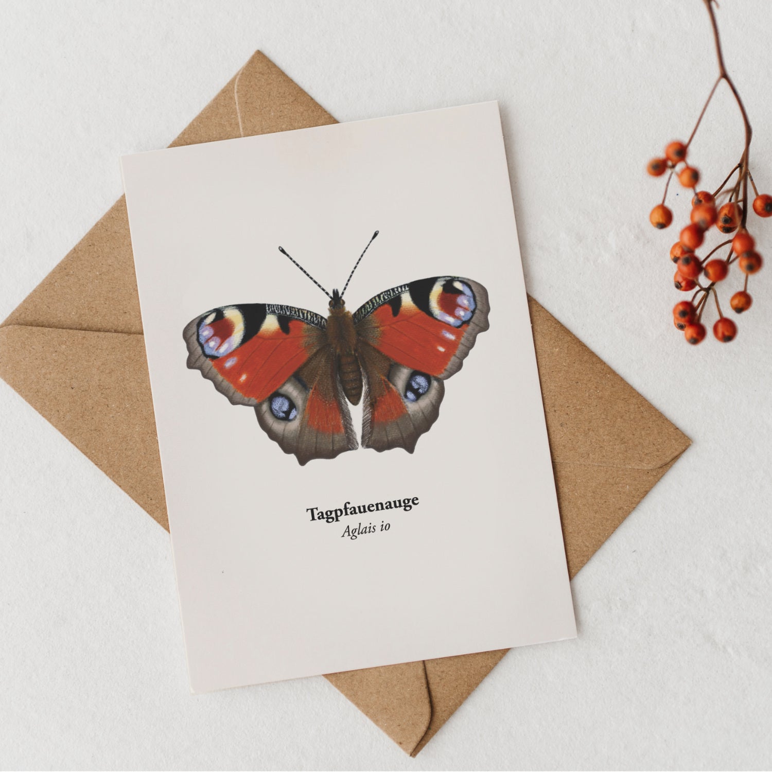 Postkarte Tagpfauenauge mit Umschlag und Beerenzweig – nachhaltige Papeterie