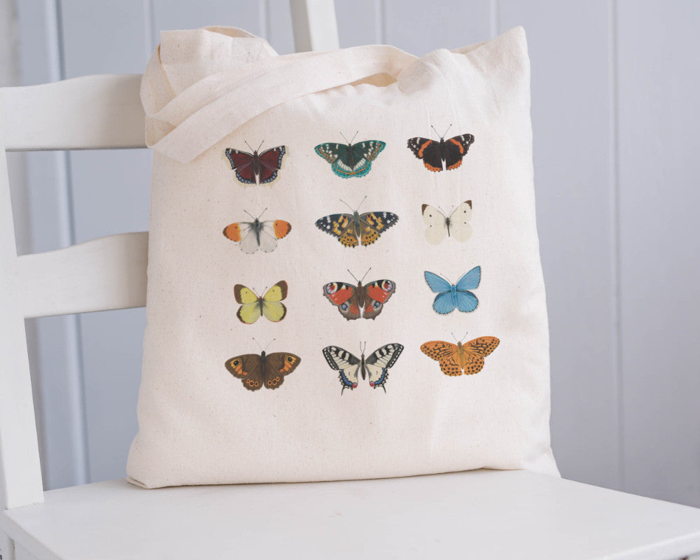 Schmetterling Tote Bag – Baumwolltasche mit heimischen Schmetterlingsarten auf weißem Stuhl