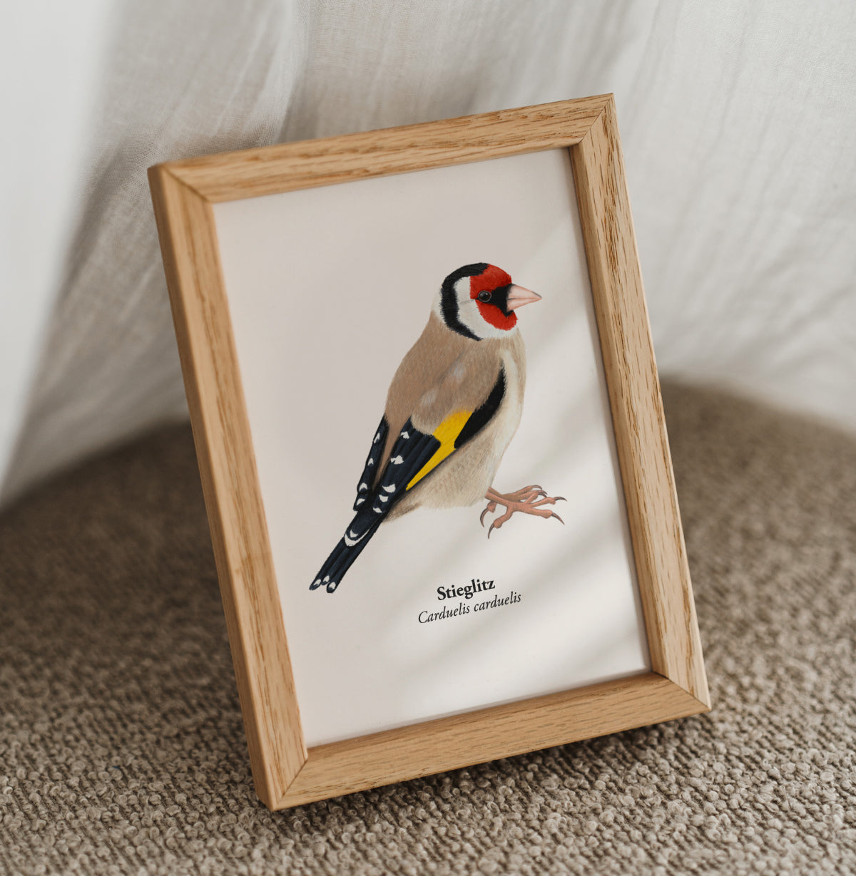 Stieglitz Postkarte im Holzrahmen, Naturillustration Distelfink als Mini Kunstdruck