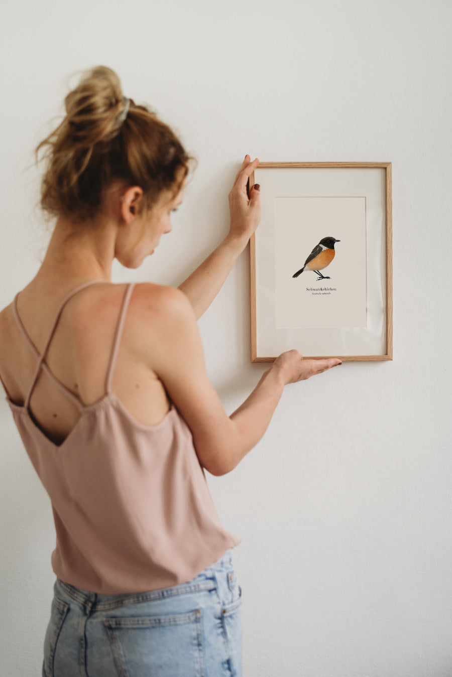 Gerahmtes Schwarzkehlchen Bild – feine Vogel Zeichnung auf Naturpapier