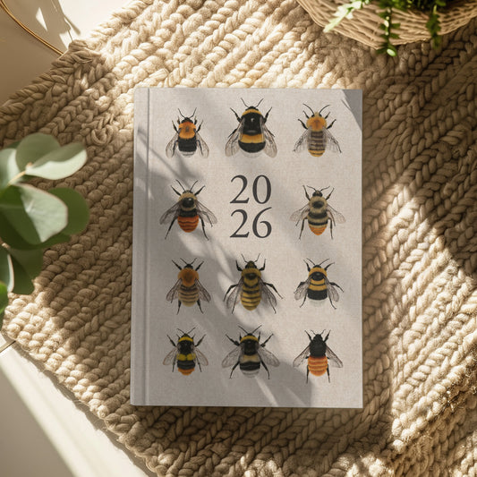 Hummel Planer 2026 Cover mit handgezeichneten Hummeln auf Leinenpapier
