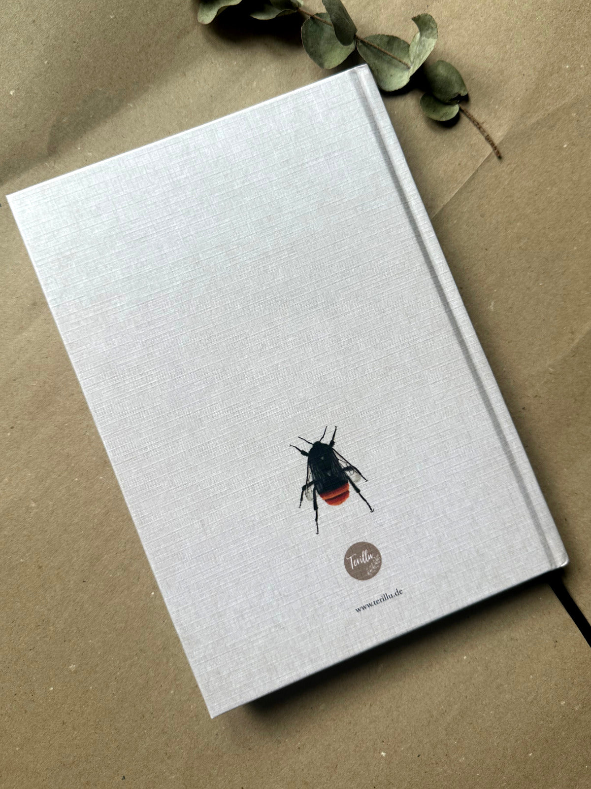 Rückseite des Hummel Planers 2026 mit Hummelmotiv