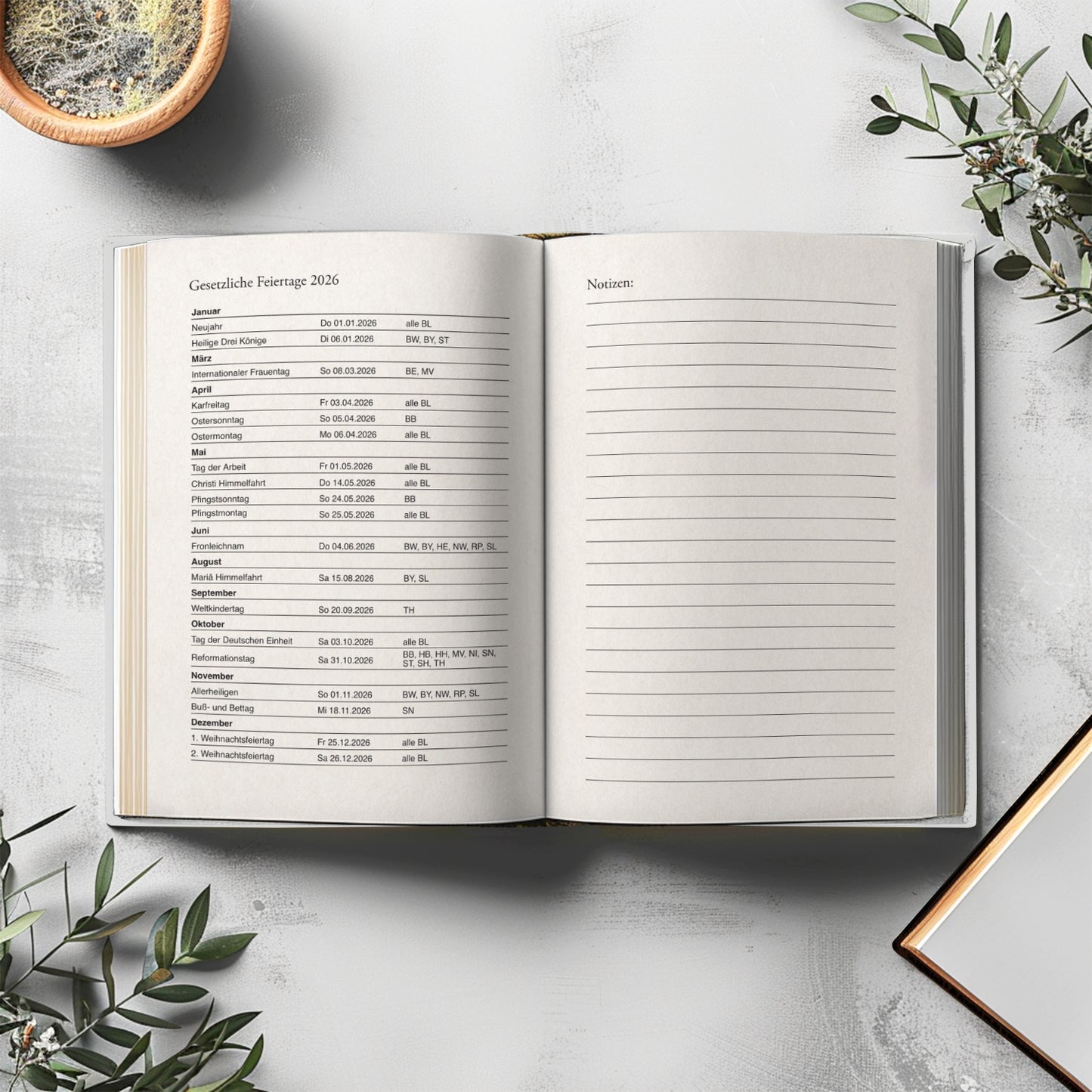 Innenansicht mit Monatsübersicht und Notizseiten im A5 Planer