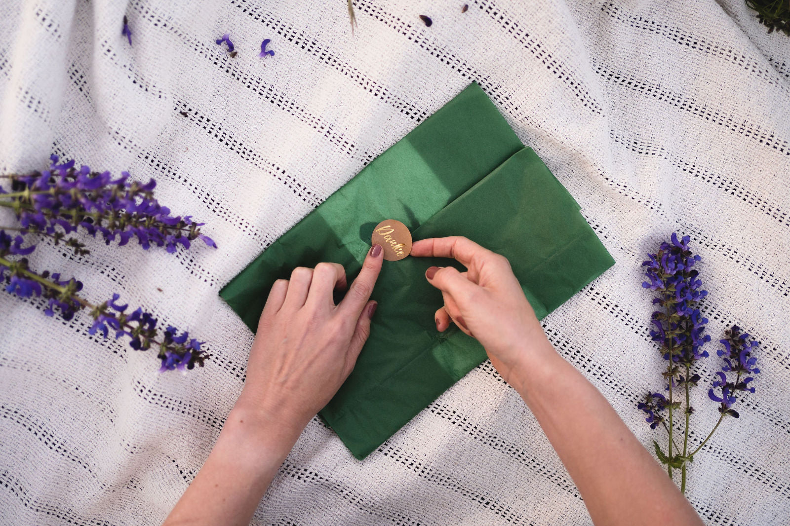 Nachhaltige Verpackung eines Kunstdrucks in grünem Seidenpapier, plastikfrei und liebevoll verschickt.