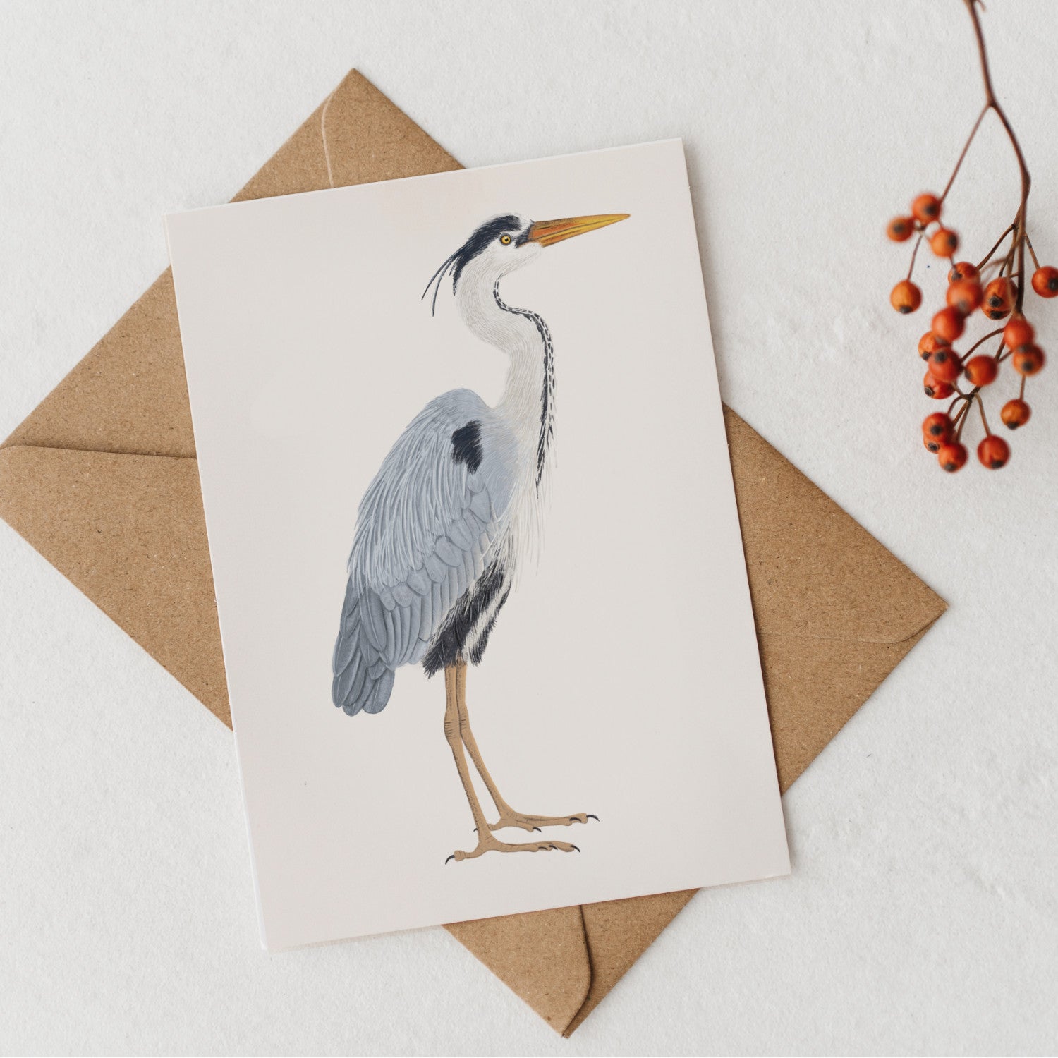 Graureiher Kunstpostkarte mit Kraftumschlag und roten Beeren, Draufsicht